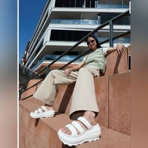 Sze 9 Crocs Women's White Platform Slide Sandals - Chunky Three-Strap Design